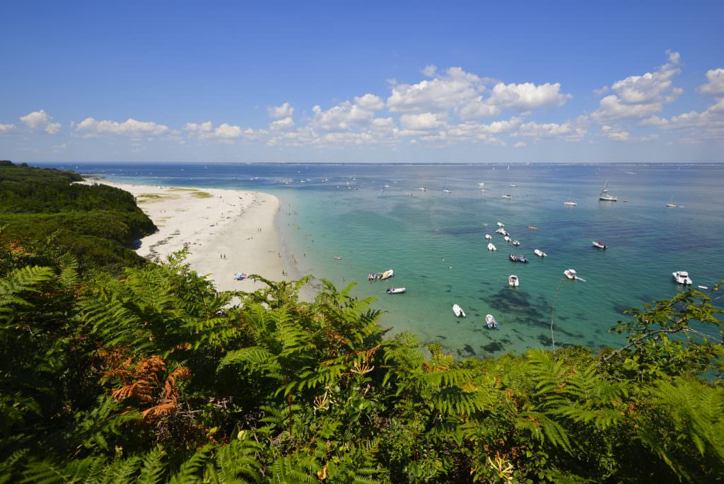 Plage des Grands Sables, Farne und klares Wasser auf der Ile de Groix (Morbihan, Süd-Bretagne)