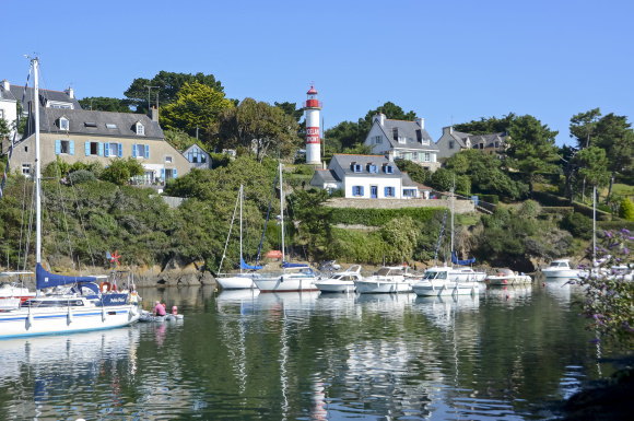 Verstaute Boote im Hafen von Doëlan (Finistère, Süd-Bretagne)